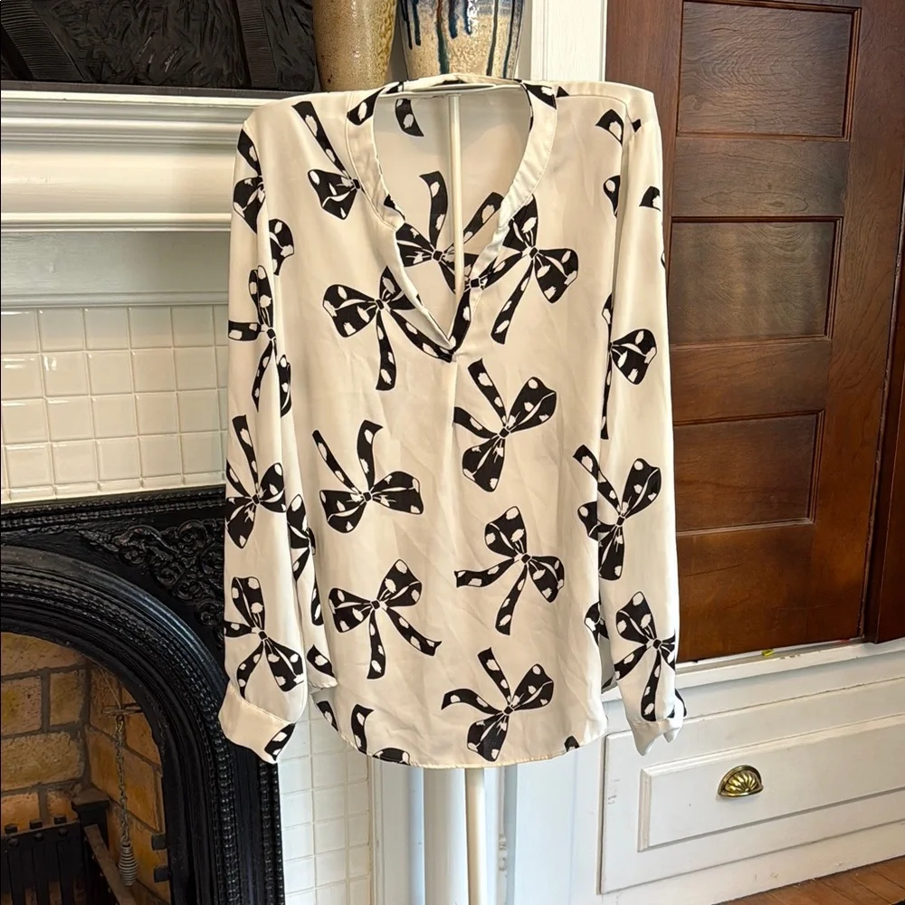 Banana Republic Elegant‎ Black and White Bow Print Blouse- worn about 5 times